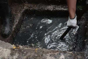 cara mengatasi septic tank penuh air